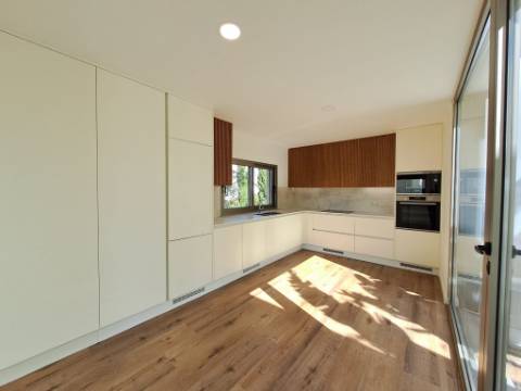 Deslumbrante moradia V4 com requinte e arquitetura única