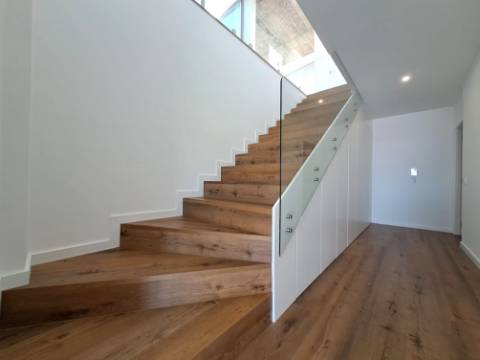 Deslumbrante moradia V4 com requinte e arquitetura única