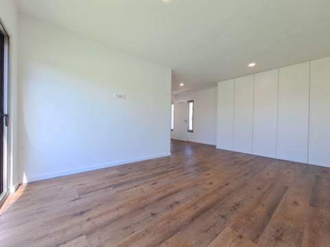 Deslumbrante moradia V4 com requinte e arquitetura única