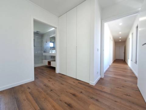 Deslumbrante moradia V4 com requinte e arquitetura única