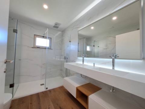 Deslumbrante moradia V4 com requinte e arquitetura única