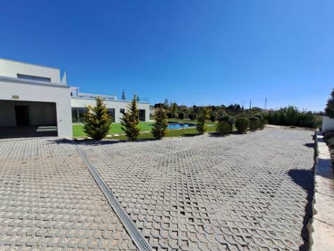 Deslumbrante moradia V4 com requinte e arquitetura única