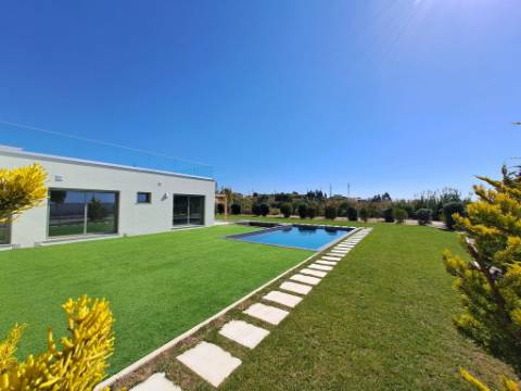 Deslumbrante moradia V4 com requinte e arquitetura única