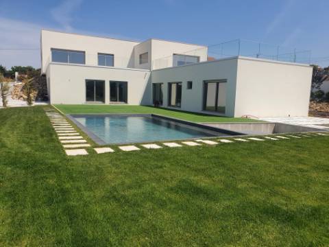 Deslumbrante moradia V4 com requinte e arquitetura única