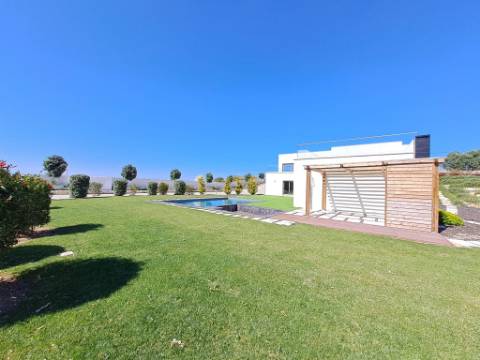 Deslumbrante moradia V4 com requinte e arquitetura única