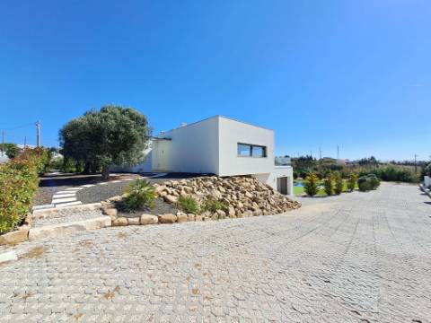 Deslumbrante moradia V4 com requinte e arquitetura única