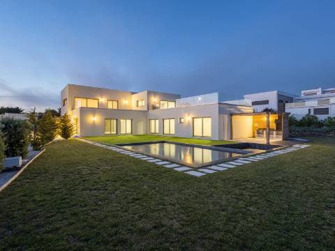 Deslumbrante moradia V4 com requinte e arquitetura única