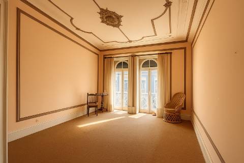 Fabuloso T7 com charme histórico em Arroios - um clássico com potencial infinito