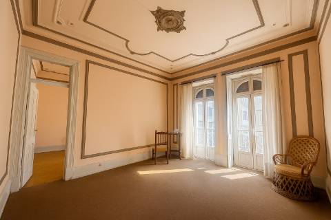 Fabuloso T7 com charme histórico em Arroios - um clássico com potencial infinito