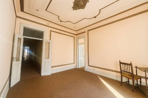 Fabuloso T7 com charme histórico em Arroios - um clássico com potencial infinito