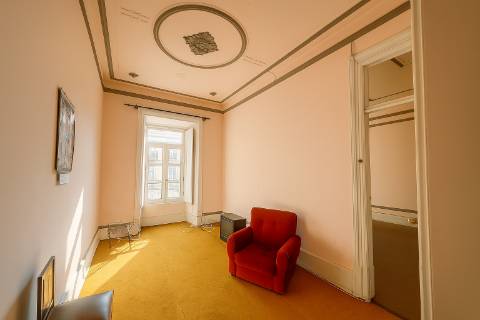 Fabuloso T7 com charme histórico em Arroios - um clássico com potencial infinito