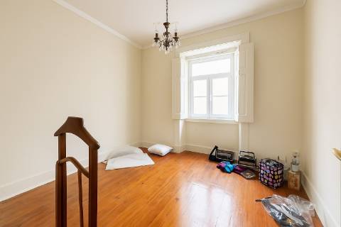 Fabuloso T7 com charme histórico em Arroios - um clássico com potencial infinito