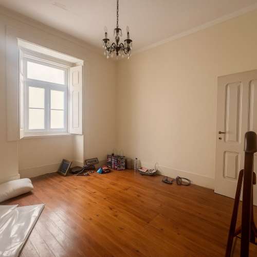 Fabuloso T7 com charme histórico em Arroios - um clássico com potencial infinito