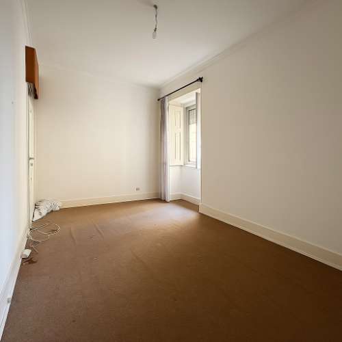 Fabuloso T7 com charme histórico em Arroios - um clássico com potencial infinito