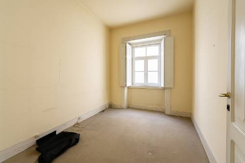 Fabuloso T7 com charme histórico em Arroios - um clássico com potencial infinito