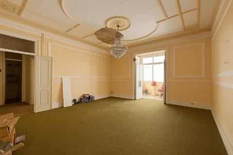 Fabuloso T7 com charme histórico em Arroios - um clássico com potencial infinito