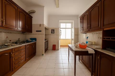 Fabuloso T7 com charme histórico em Arroios - um clássico com potencial infinito