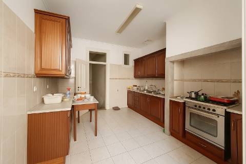 Fabuloso T7 com charme histórico em Arroios - um clássico com potencial infinito