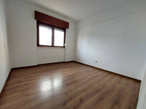 Apartamento T3 pronto a habitar