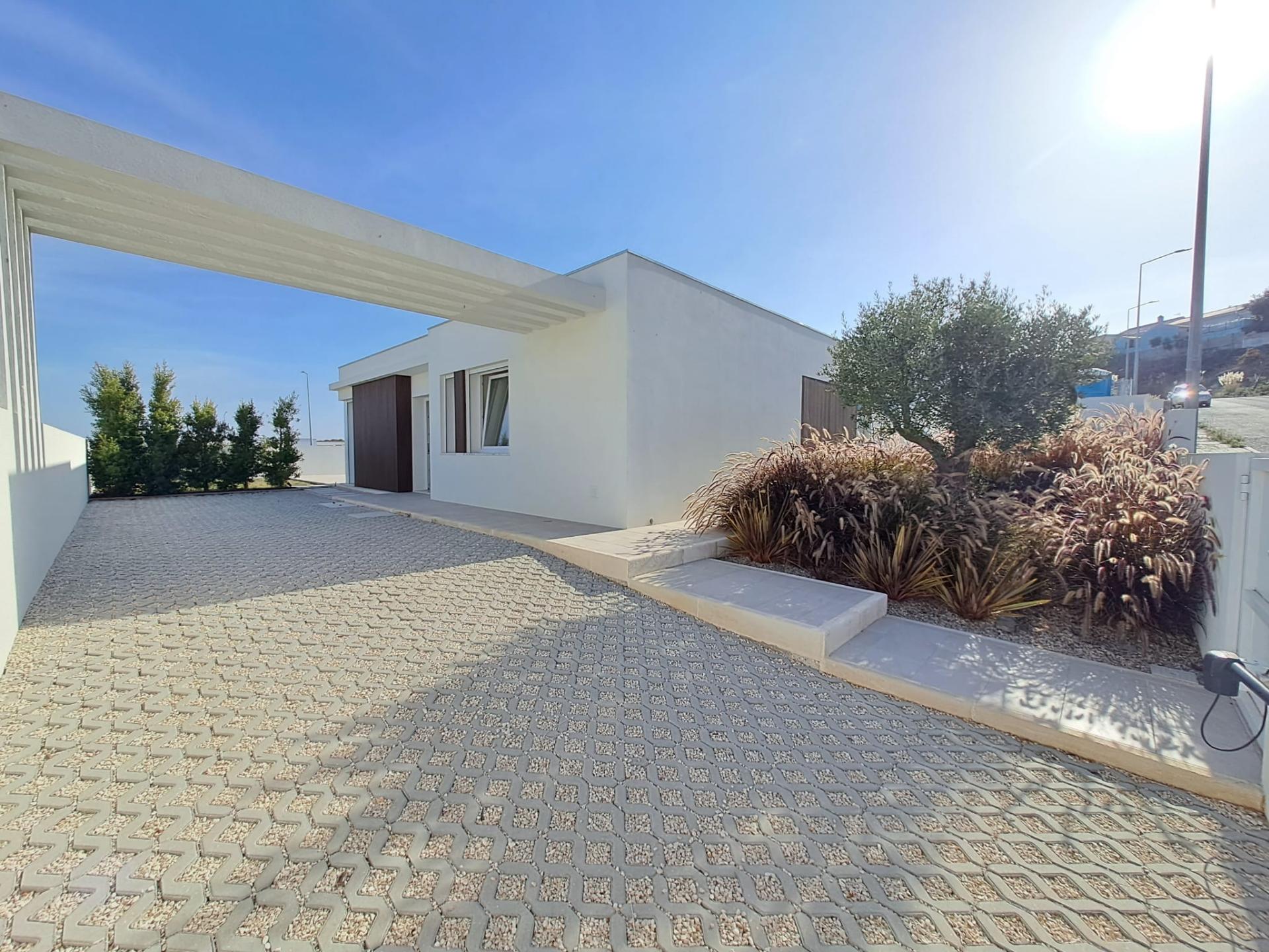 Moradia T3 independente com piscina na Lourinhã