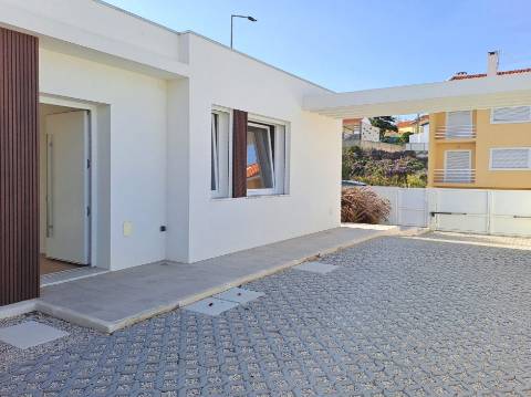 Moradia T3 independente com piscina na Lourinhã