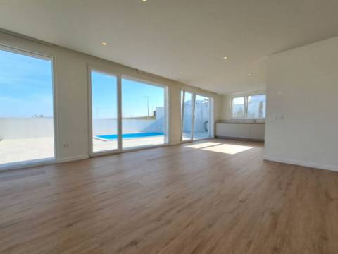 Moradia T3 independente com piscina na Lourinhã