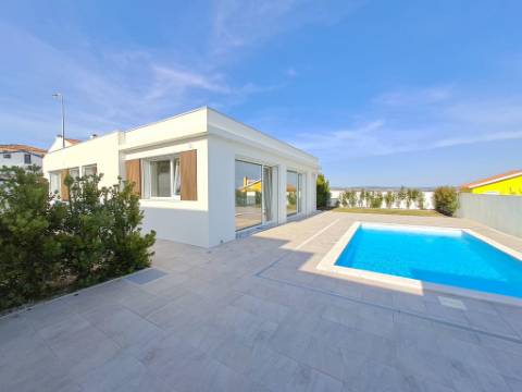 Moradia T3 independente com piscina na Lourinhã