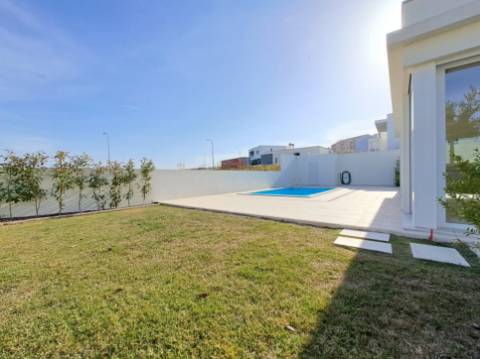 Moradia T3 independente com piscina na Lourinhã