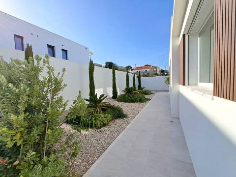 Moradia T3 independente com piscina na Lourinhã