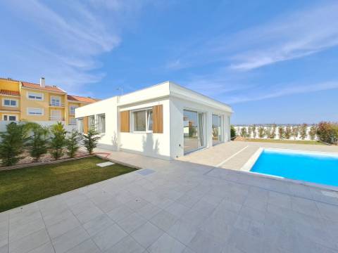 Moradia T3 independente com piscina na Lourinhã