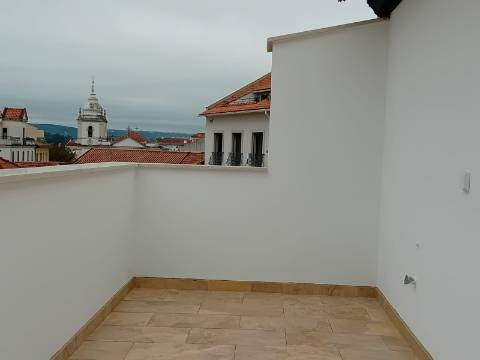 Moradia Geminada V2+1 no centro da cidade, Ourém