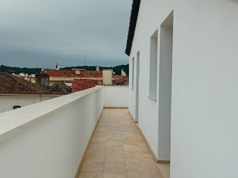 Moradia Geminada V2+1 no centro da cidade, Ourém