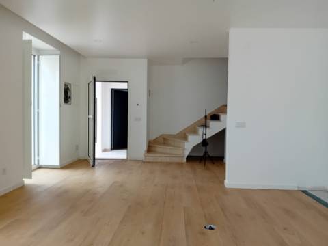 Moradia Geminada V2+1 no centro da cidade, Ourém