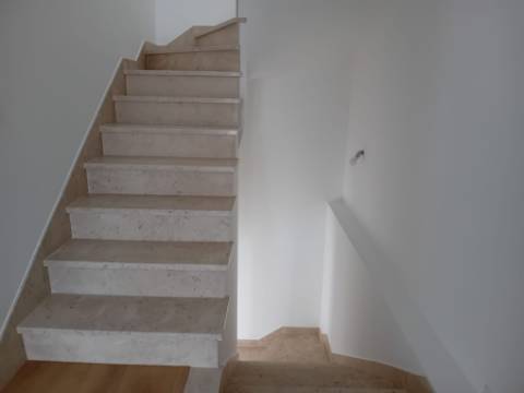 Moradia Geminada V2+1 no centro da cidade, Ourém