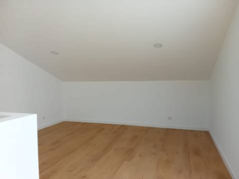 Moradia Geminada V2+1 no centro da cidade, Ourém