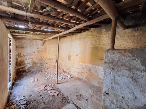 Moradia Rústica em Terreno Urbano