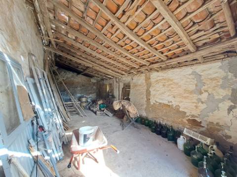 Moradia Rústica em Terreno Urbano