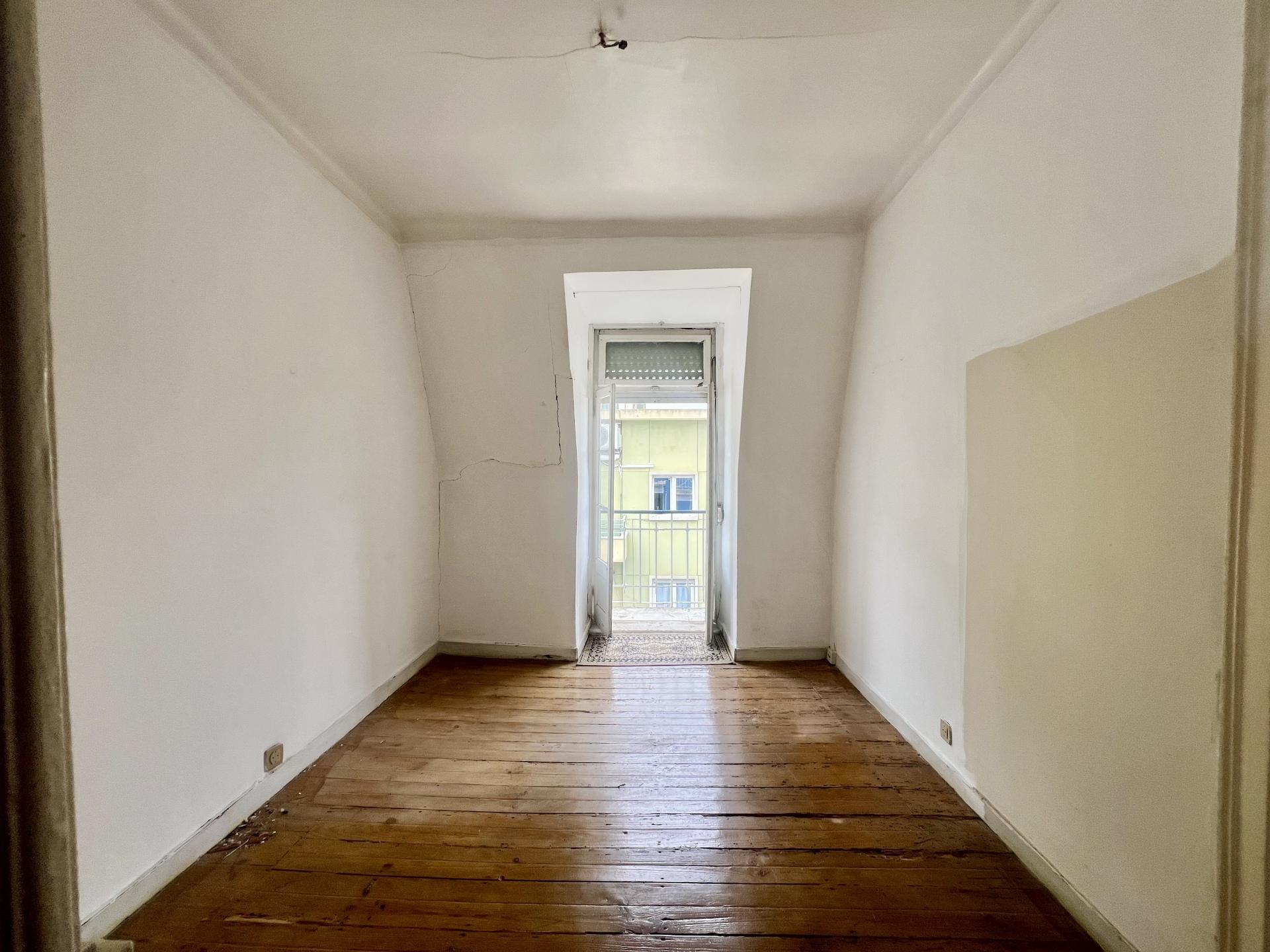 Apartamento T2 +1 com vista, luz e potencial na Penha de França