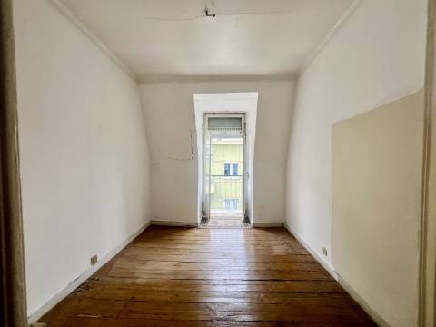 Apartamento T2 +1 com vista, luz e potencial na Penha de França