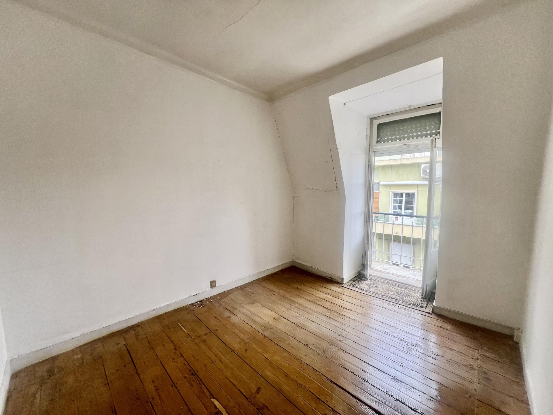 Apartamento T2 +1 com vista, luz e potencial na Penha de França