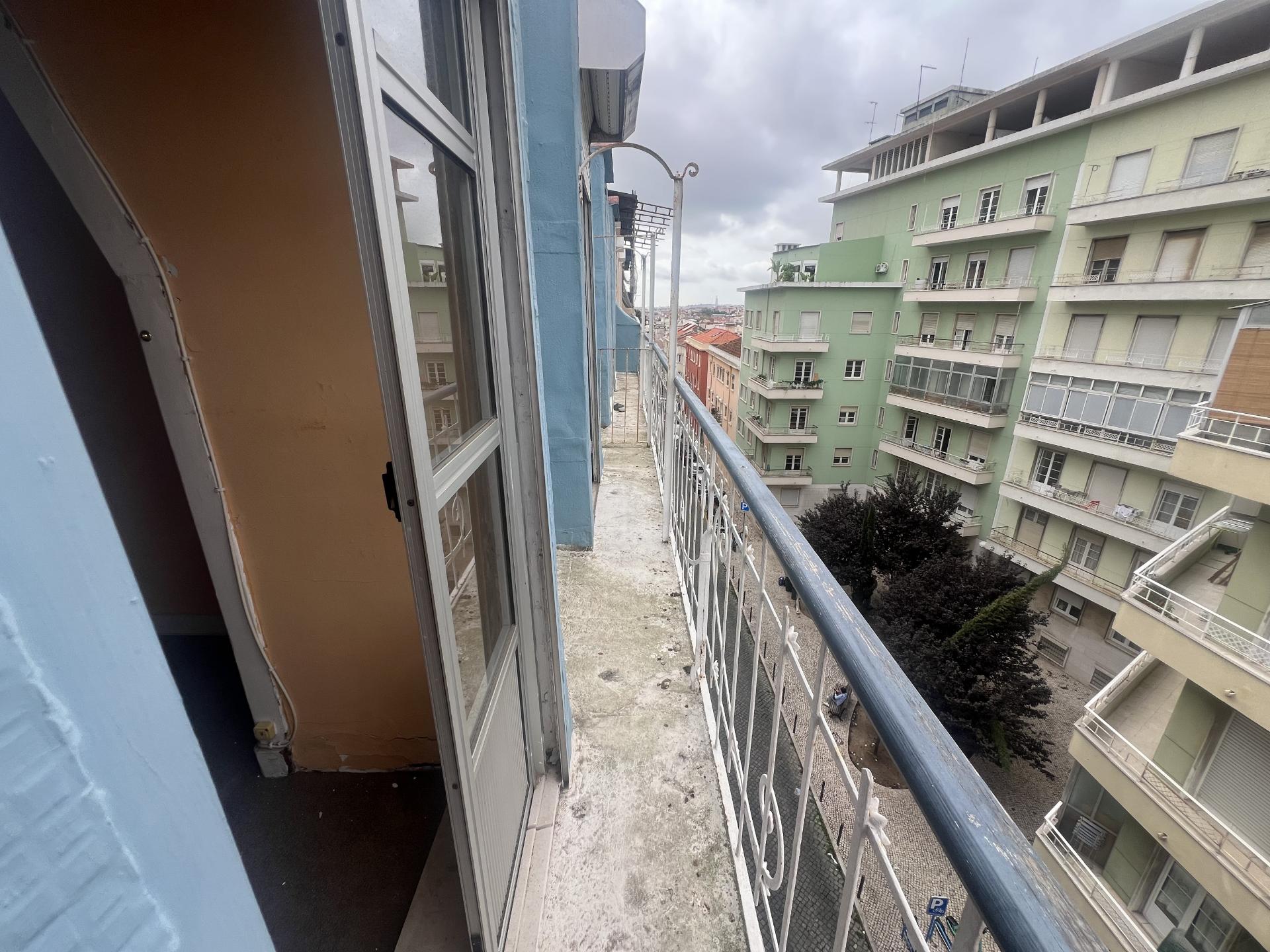 Apartamento T2 +1 com vista, luz e potencial na Penha de França