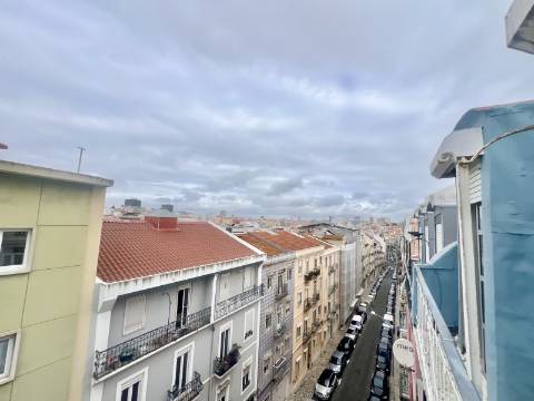 Apartamento T2 +1 com vista, luz e potencial na Penha de França
