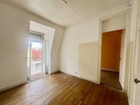 Apartamento T2 +1 com vista, luz e potencial na Penha de França