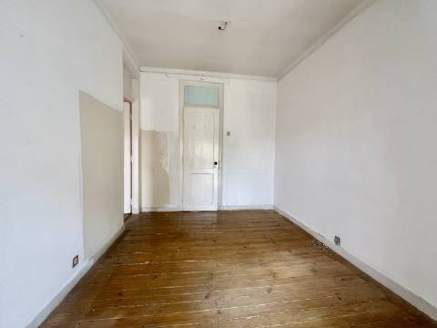 Apartamento T2 +1 com vista, luz e potencial na Penha de França