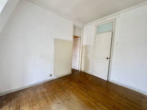 Apartamento T2 +1 com vista, luz e potencial na Penha de França