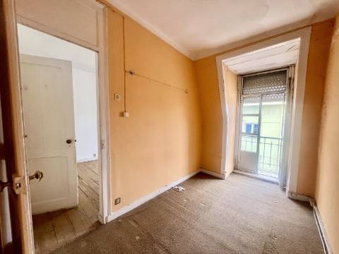 Apartamento T2 +1 com vista, luz e potencial na Penha de França