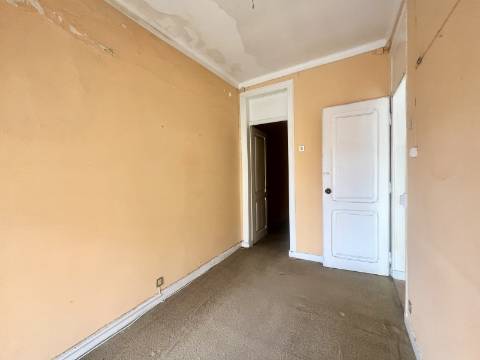 Apartamento T2 +1 com vista, luz e potencial na Penha de França