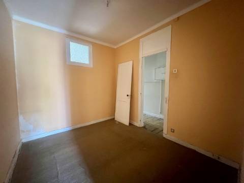 Apartamento T2 +1 com vista, luz e potencial na Penha de França