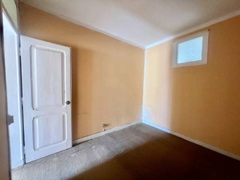 Apartamento T2 +1 com vista, luz e potencial na Penha de França