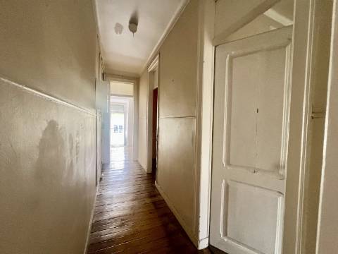 Apartamento T2 +1 com vista, luz e potencial na Penha de França